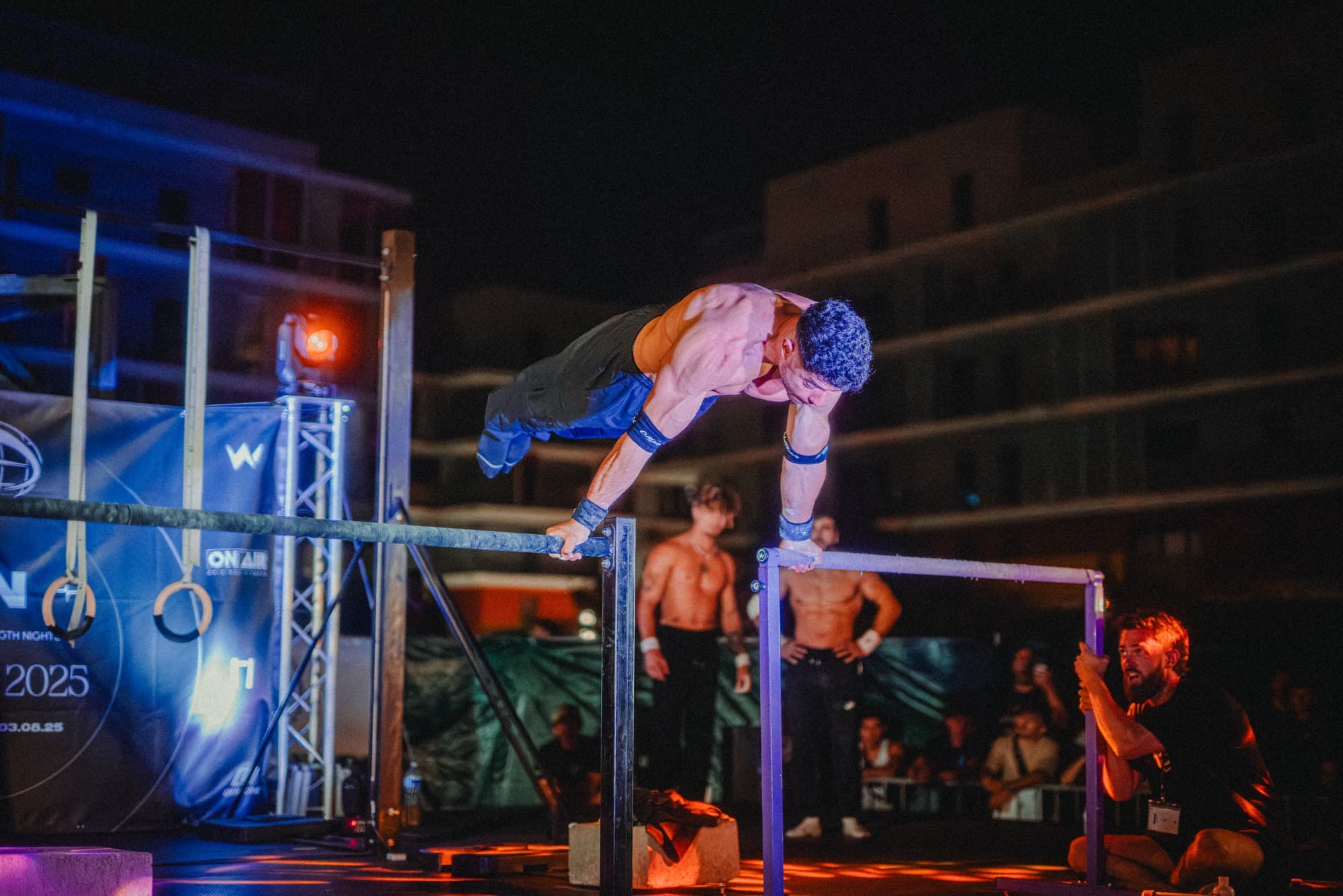 Atleta de calistenia compitiendo